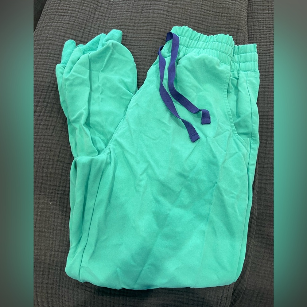 Figs Aqua High Waisted Jogger pants Bottoms and Scrub top in small